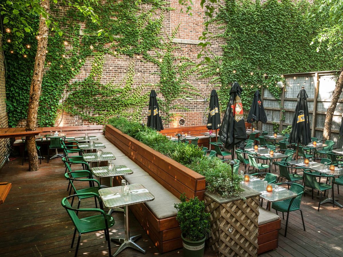 outdoor eating areas have fresh air